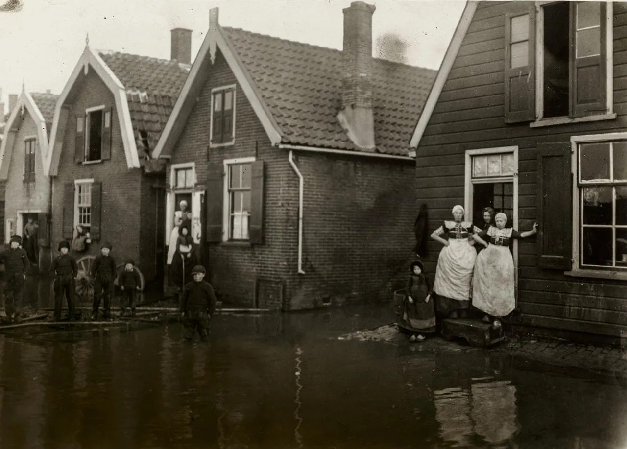 Historische foto van de watersnood van 1916: mannen bij een verwoest huis.